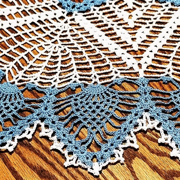 Vintage Style New Hand Crafted 29 1/2" Delft and White Pineapple Doily - Picture 3 of 3